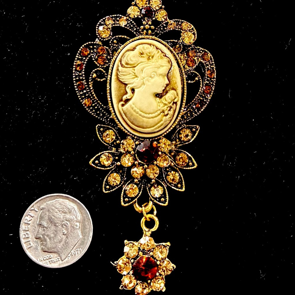 CAMEO> VICTORIAN LADY BROOCH